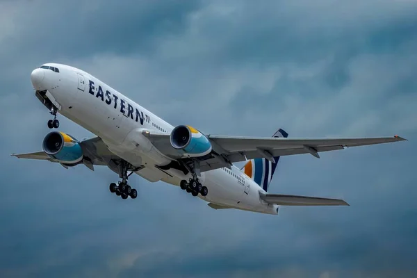 Ανατολικό 777 Αεροπλάνο Που Πετά Στον Συννεφιασμένο Ουρανό — Φωτογραφία Αρχείου