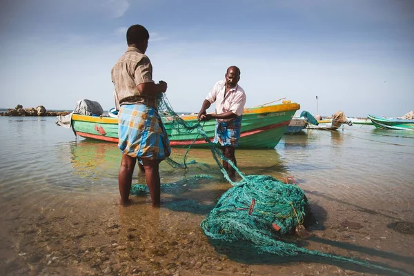 Twee Mannen Ontwarren Hun Netten Het Water Point Pedro Sri — Stockfoto
