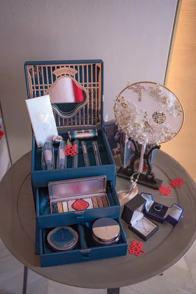 Satu Set Kosmetik Profesional Kotak Terbuka Dengan Cermin — Stok Foto
