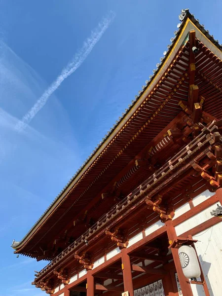 青空を背景にした日本の寺院の垂直ショット — ストック写真