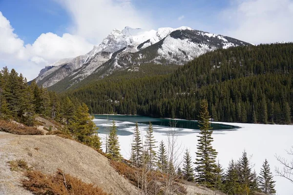Hermoso Paisaje Invernal Banff Alberta Que Muestra Lago Congelado Parcialmente —  Fotos de Stock