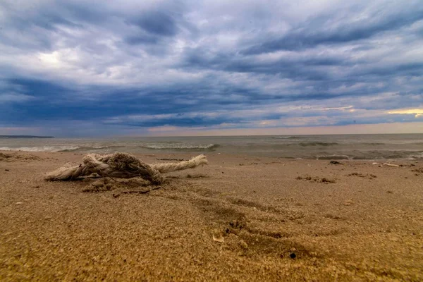 在阴沉沉的一天 海滩上一条被大海包围的绳子的特写 — 图库照片