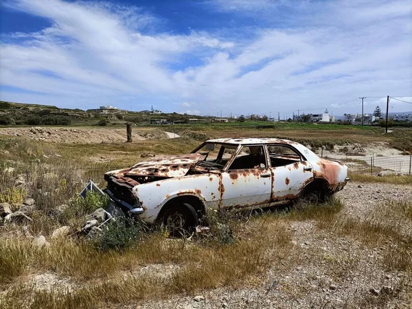 Closeup Shot Old Rusty White Car Abandoned Middle Field — Stock Photo, Image