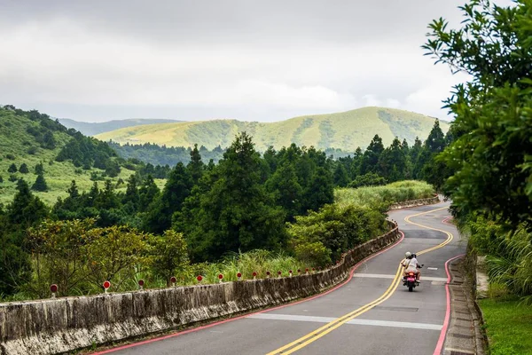 Hombre Que Conduce Una Motocicleta Por Una Carretera Con Curvas —  Fotos de Stock