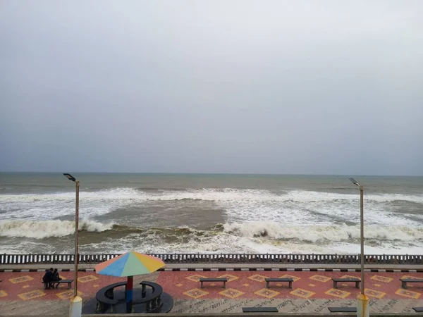 Genç Bir Çift Bir Bankta Otururken Okyanus Dalgalarının Güzel Manzarasının — Stok fotoğraf