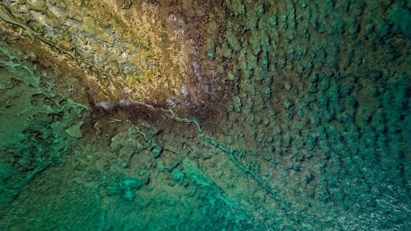 Αεροφωτογραφία Βραχώδους Παραλίας Γαλαζοπράσινη Θάλασσα — Φωτογραφία Αρχείου