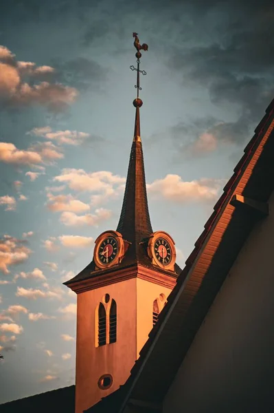 施特劳斯堡一座教堂建筑的垂直截图 屋顶上有一个钟 — 图库照片