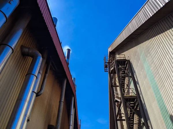 青い空の下でカーネル処理工場とカーネルダスト倉庫の低角度ショット — ストック写真