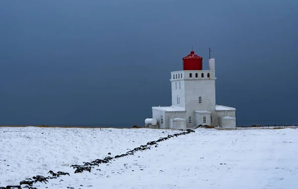 Маяк Дирхолай Исландии Окруженный Снежным Полем Против Серого Мрачного Неба — стоковое фото