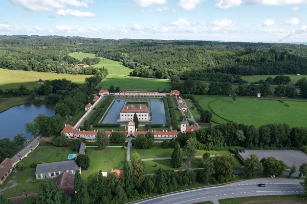 Widok Powietrza Zamek Hluboka Państwowym Pałacu Hlubok Czech Zielonymi Łąkami — Zdjęcie stockowe