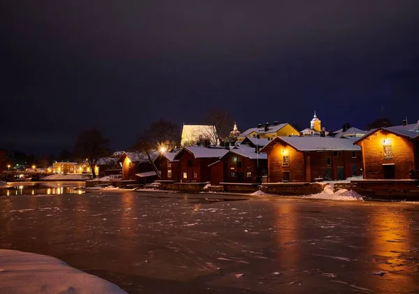 Een Avond Uitzicht Oude Huizen Aan Oever Van Porvoonjoki Rivier — Stockfoto