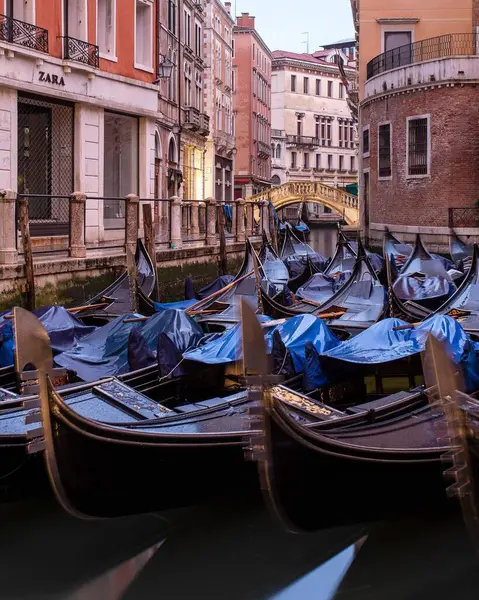 Vertical Shot Beautiful Gondolas Canal Venice Italy — Stock Photo, Image