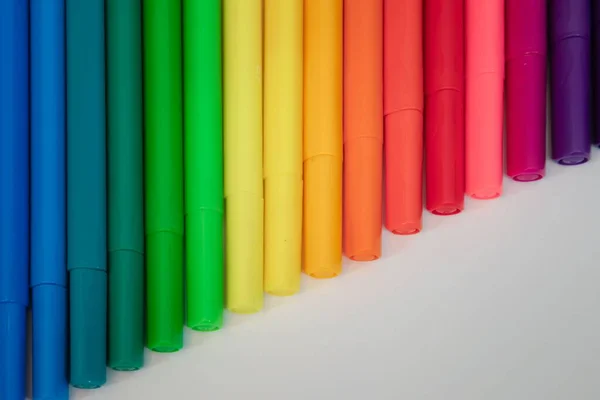 Canetas Coloridas Empilhadas Sequencialmente Uma Superfície Branca Ótimo Para Fundos — Fotografia de Stock