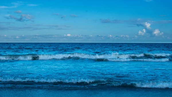 Мальовничий Вид Морські Хвилі Вражають Узбережжя Заході Сонця — стокове фото