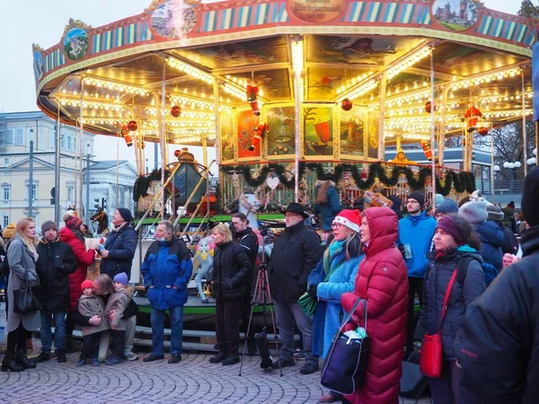Publikum Oblečené Teplých Bundách Před Jevištěm Vánočním Trhu Vedle Koňského — Stock fotografie