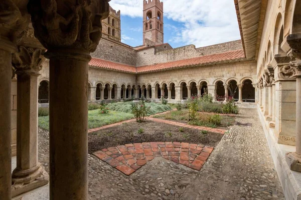 Kavisli Sütunlu Elne Katedrali Nin Avlusunda Kaldırım Taşları Yeşil Bitkiler — Stok fotoğraf