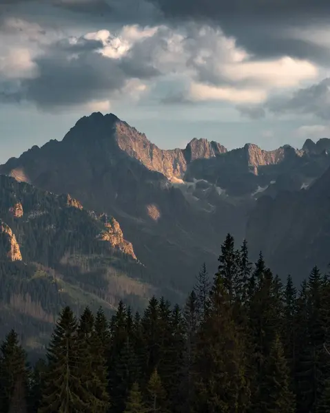 Eine Senkrechte Der Hohen Tatra Tatry Wysokie Mit Bewölktem Himmel — Stockfoto