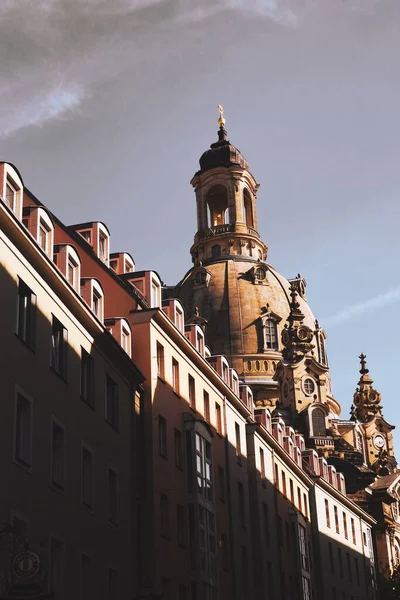 Tiro Vertical Igreja Nossa Senhora Sob Luz Sol Dresden Alemanha — Fotografia de Stock