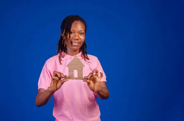 Retrato Uma Jovem Negra Segurando Uma Casa Papel Para Conceito — Fotografia de Stock