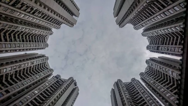 Hong Kong Bulutlu Bir Gökyüzünün Altındaki Güzel Binaların Alçak Açılı — Stok fotoğraf