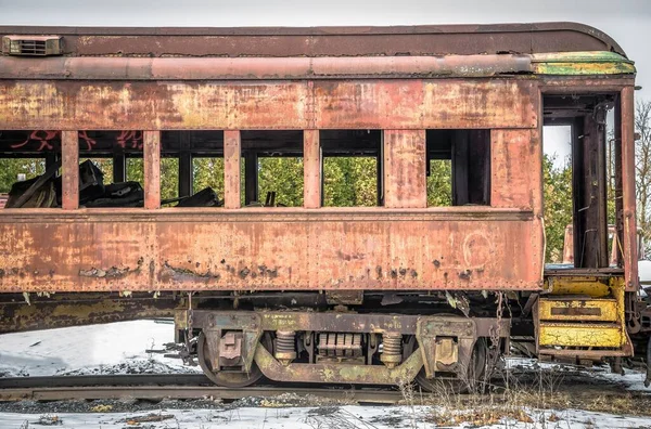 一辆旧的被遗弃的火车 — 图库照片