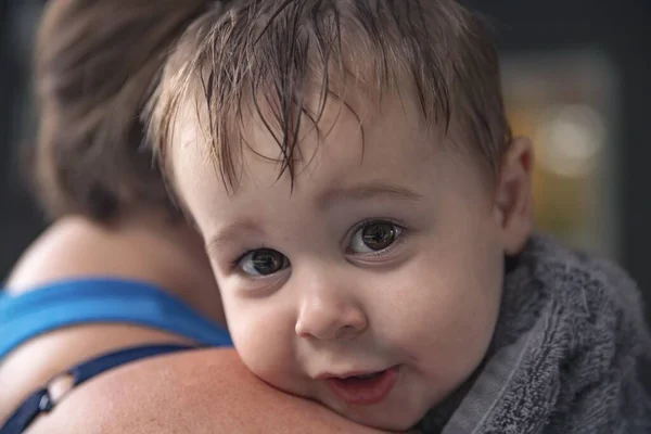 Een Schattige Peuter Moeders Schouder Gewikkeld Een Handdoek — Stockfoto