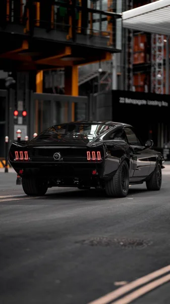 Egy Függőleges Felvétel Szuperautóról Mustang Elektromos Autó London Pénzügyi Negyedében — Stock Fotó