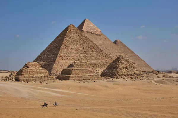 Pintoresco Disparo Los Jinetes Contra Complejo Piramidal Giza Egipto —  Fotos de Stock