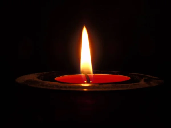 Ένα Κοντινό Πλάνο Μιας Φλόγας Κεριού Στο Σκοτάδι — Φωτογραφία Αρχείου