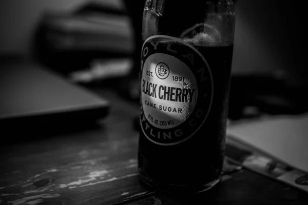 Κοντινό Πλάνο Γυάλινης Φιάλης Σόδας Black Cherry Διαβαθμίσεις Του Γκρι — Φωτογραφία Αρχείου