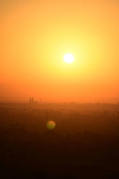 Vertikal Bild Glödande Ljus Orange Solnedgång Himlen Över Stad — Stockfoto
