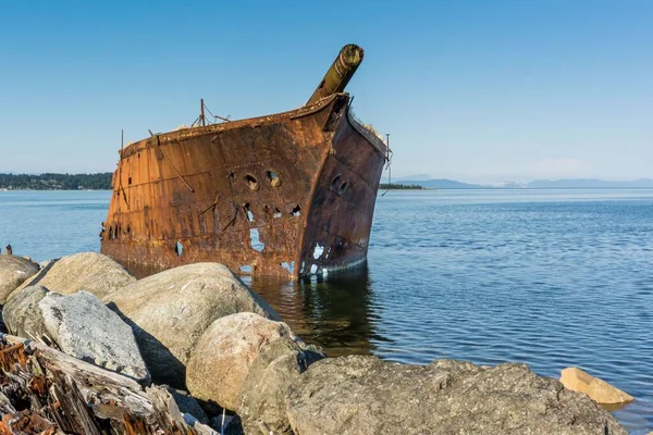 Velho Navio Destruído Água Enferrujar — Fotografia de Stock