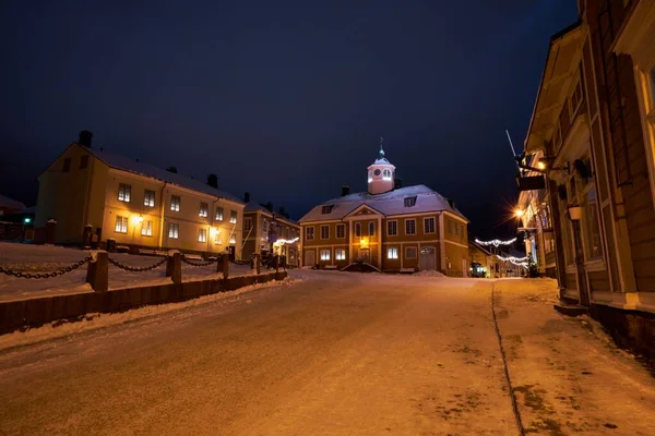 フィンランドのポルボオの夜の雪の通りにある旧市庁舎博物館 — ストック写真