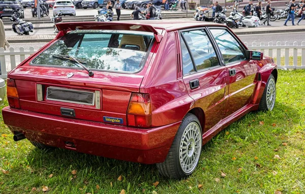 Blick Von Hinten Auf Einen Gras Geparkten Roten Lancia Modell — Stockfoto