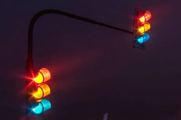 Dois Semáforos Brilhando Luzes Vermelhas Amarelas Azuis Mesmo Tempo Sob — Fotografia de Stock