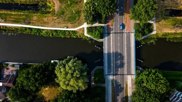 Вид Сверху Небольшой Мост Через Реку Городе Херенвен Окруженный Зелеными — стоковое фото