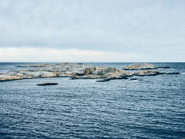 在多云的日子里 蓝色海洋中央岩石形成的景象 — 图库照片