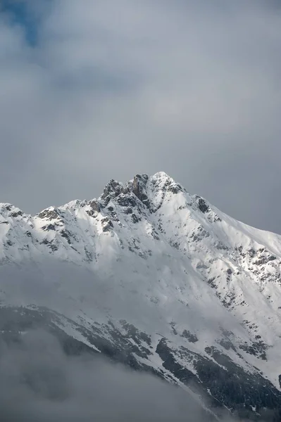 노르딕 인들의 눈덮인 산들은 업자들 주민들에게 놀라운 경험이다 — 스톡 사진
