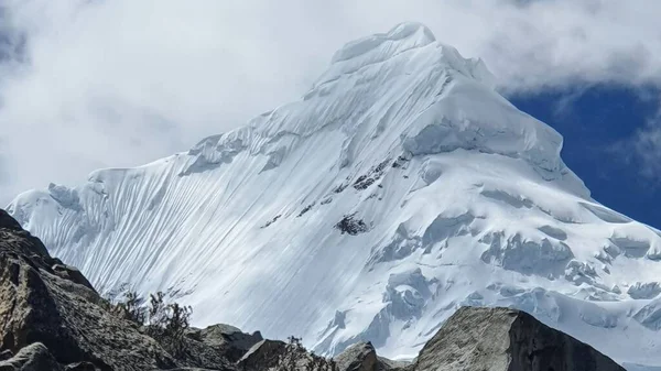 Pintoresco Plano Del Glaciar Tocllaraju Contra Cielo Azul Perú —  Fotos de Stock