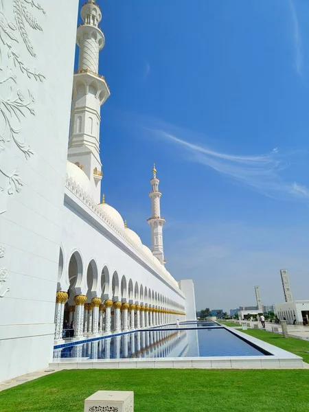 Vertical Mesmerizing White Walls Grand Mosque Fountains Abu Dhabi — Stock Photo, Image