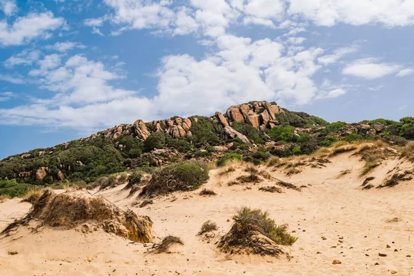 チュニジアのKef Abbedで夏の日に崖がある日当たりの良い岩の海岸の美しいショット — ストック写真