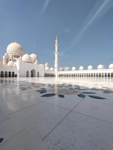 Une Verticale Grande Mosquée Envoûtante Belle Cour Aux Décorations Florales — Photo