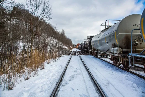 雪に覆われた列車の線路 — ストック写真
