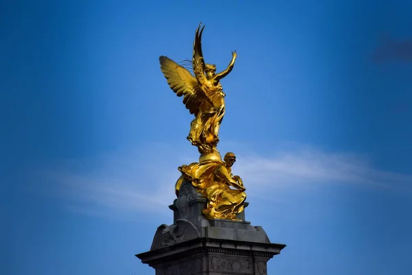 Niskokątne Ujęcie Pomnika Wiktorii Przeciw Błękitnemu Niebu — Zdjęcie stockowe