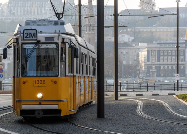 Une Mise Point Sélective Tramway Jaune Avec Paysage Urbain Budapest — Photo