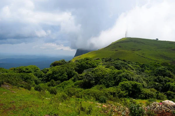 Vacker Utsikt Över Mullayanagiri Peak Röra Molnen Solig Dag Karnataka — Stockfoto