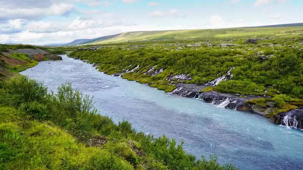 Bela Vista Rio Cercado Por Vegetação Verde Islândia — Fotografia de Stock