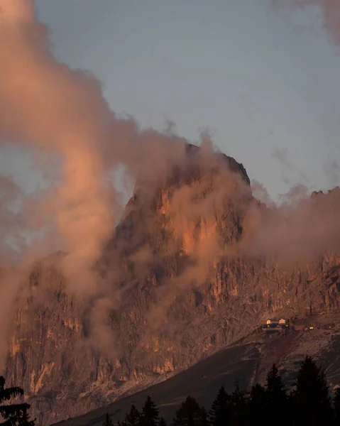 Una Vista Panoramica Sulle Montagne Rocciose Dolomitiche Nella Campagna Italiana — Foto Stock