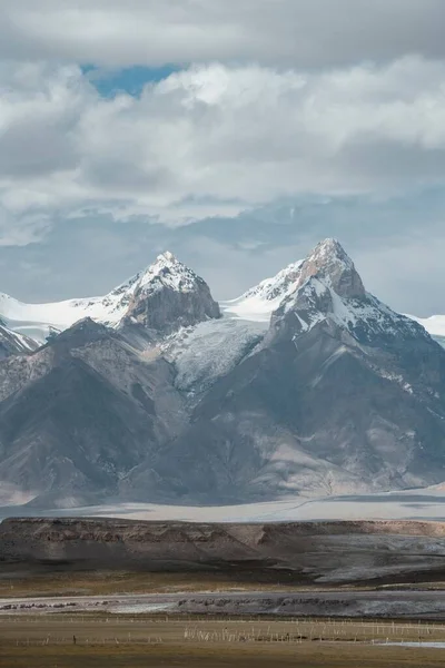 Karlı Dağların Dikey Görüntüsü — Stok fotoğraf
