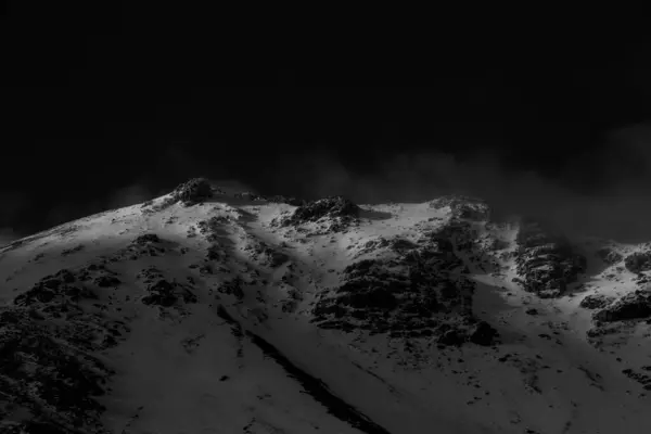 Monochromatyczne Ujęcie Śnieżnych Gór — Zdjęcie stockowe